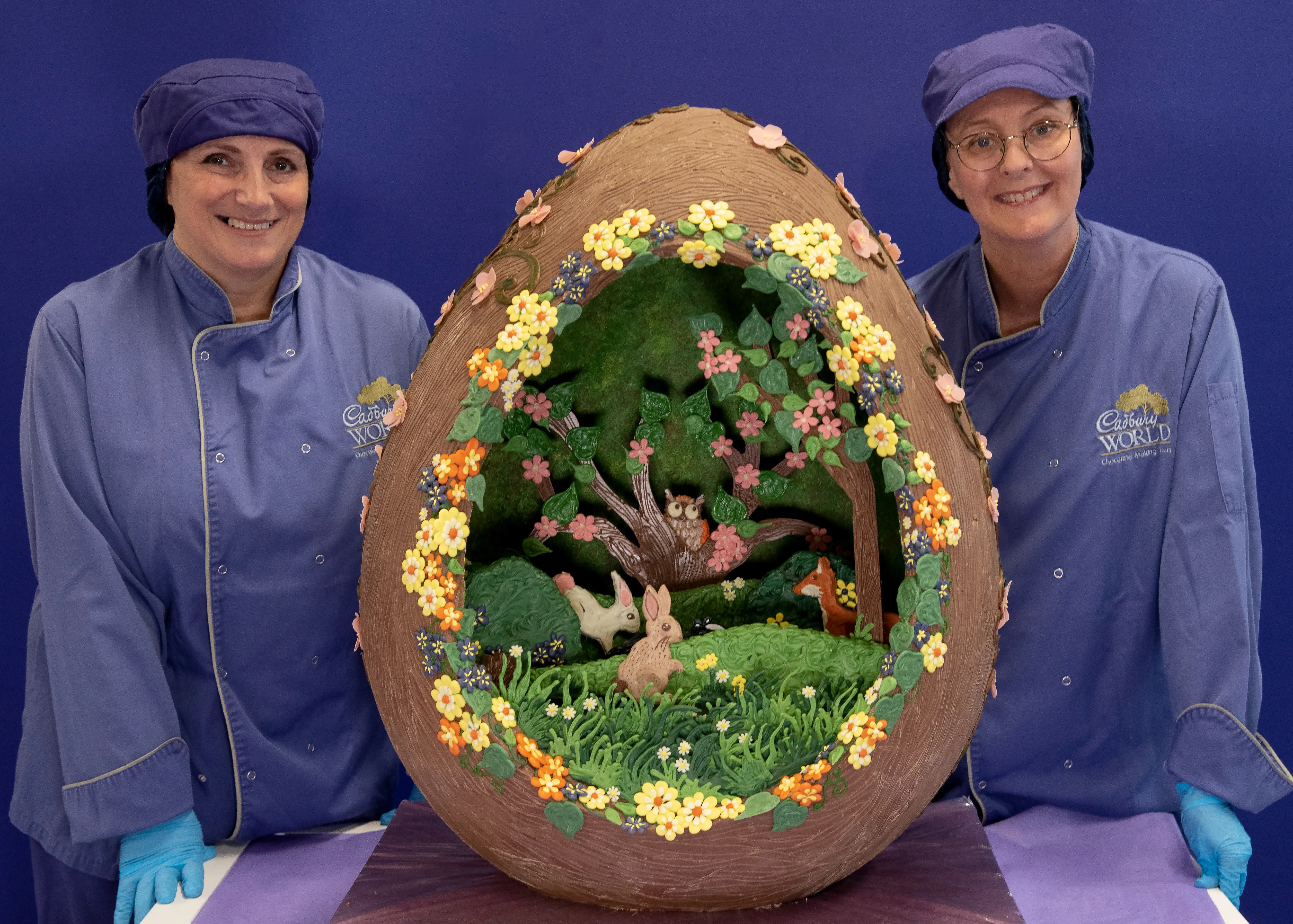 Chocolatiers With Egg 6244